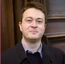 Portrait de Johann Hari, auteur spécialisé dans les addictions et la solitude